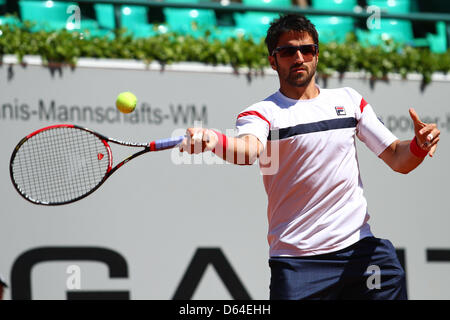 Serbiens Janko Tipsarevic schlägt den Ball im Finale des Tennis World Team Cup gegen Tschechien Tomas Berdych in Düsseldorf, 26. Mai 2012. Foto: KEVIN KUREK Stockfoto