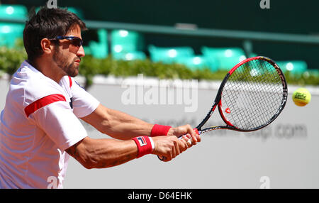 Serbiens Janko Tipsarevic schlägt den Ball im Finale des Tennis World Team Cup gegen Tschechien Tomas Berdych in Düsseldorf, 26. Mai 2012. Foto: KEVIN KUREK Stockfoto