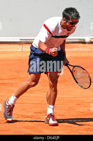 Serbiens Janko Tipsarevic schlägt den Ball im Finale des Tennis World Team Cup gegen Tschechien Tomas Berdych in Düsseldorf, 26. Mai 2012. Foto: KEVIN KUREK Stockfoto