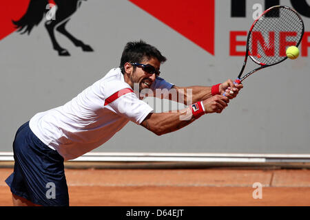 Serbiens Janko Tipsarevic schlägt den Ball im Finale des Tennis World Team Cup gegen Tschechien Tomas Berdych in Düsseldorf, 26. Mai 2012. Foto: KEVIN KUREK Stockfoto