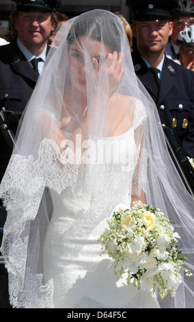 Die Braut Melissa Eliyesil kommt bei ihrer kirchlichen Hochzeit mit Graf Charles von Faber-Castell an der Martin-Luther-Kirche in Stein, Deutschland, 26. Mai 2012. Neben Verwandten und engen Freunden werden Gäste aus verschiedenen Ländern erwartet, an der Zeremonie teilzunehmen. Foto: Albert Nieboer Stockfoto