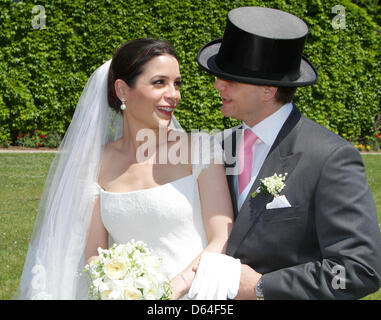 Frisch vermählte Melissa Eliyesil und Graf Charles von Faber-Castell Pose vor dem Schloss der Familie Faber-Castell in der Nähe von Nürnberg, 26. Mai 2012. Neben Verwandten und engen Freunden besuchen Gäste aus verschiedenen Teilen der Welt die Zeremonie. Foto: Albert Nieboer Stockfoto