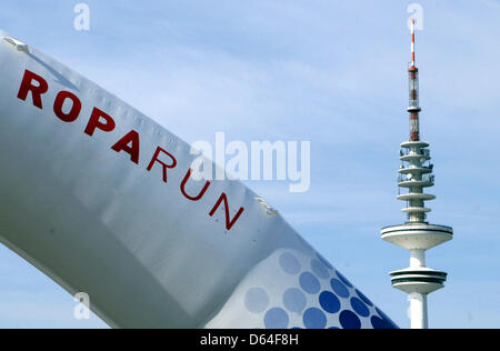 Das Logo und Schriftzug "Roparun" ist sichtbar auf dem Heiligengeistfeld in Hamburg, Germany, 26. Mai 2012. Teilnehmer des run sammeln Geld für Krebspatienten mit dem Staffellauf zwischen Hamburg und Rotterdam. Foto: DANIEL BOCKWOLDT Stockfoto