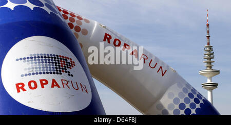 Das Logo und Schriftzug "Roparun" ist sichtbar auf dem Heiligengeistfeld in Hamburg, Germany, 26. Mai 2012. Teilnehmer des run sammeln Geld für Krebspatienten mit dem Staffellauf zwischen Hamburg und Rotterdam. Foto: DANIEL BOCKWOLDT Stockfoto