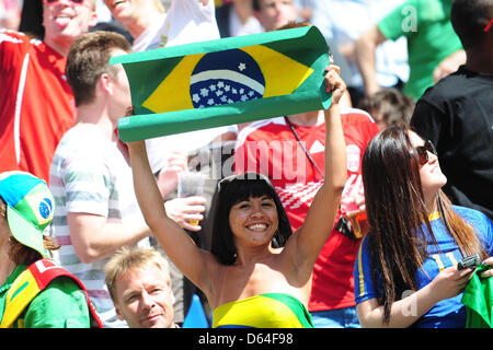 Fans der brasilianischen Fußball-Nationalmannschaft jubeln vor das internationale Freundschaftsspiel zwischen Dänemark und Brasilien in Imtech Arena in Hamburg, Deutschland, 26. Mai 2012. Foto: Revierfoto Stockfoto