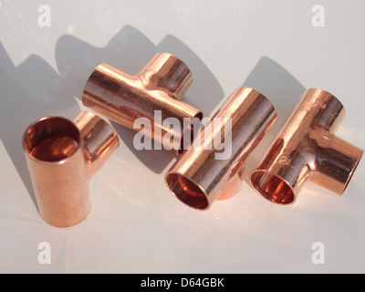 Ein gleichmäßiges T-Stück aus Kupfer, das üblicherweise in Sanitär- und Rohrleitungssystemen zum Verbinden von drei Rohren derselben Größe verwendet wird. Es besteht aus hochwertigem Kupfer für Langlebigkeit und Korrosionsbeständigkeit, ideal für Wasser- und Gassysteme. Stockfoto