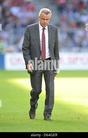 Die Trainer der Schweizer Fußball-Nationalmannschaft, Ottmar Hitzfeld, ist während des Spiels zwischen Deutschland und der Schweiz im St. Jakob-Park in Basel, Schweiz, 26. Mai 2012 abgebildet. Foto: Revierfoto Stockfoto