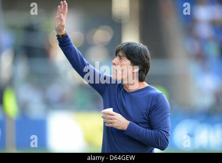 Deutschlands Trainer Joachim Löw Wellen vor der internationalen Fußball-freundliche Spiel Schweiz gegen Deutschland im St. Jakob-Park Stadion in Basel, Schweiz, 26. Mai 2012. Die Schweiz gewann 5:3. Foto: Andreas Gebert dpa Stockfoto