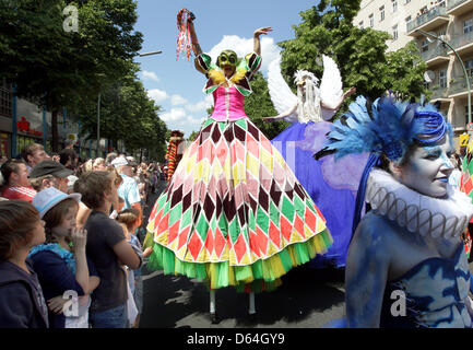 Menschen in Kostümen tanzen auf der Karneval der Kulturen-Parade in Berlin, Deutschland, 27. Mai 2012. Die Parade ist das wichtigste Ereignis am letzten Tag der vier-Tage-langen Straßenfest mit einigen 4 000 Teilnehmer aus 80 Ländern. Foto: Wolfgang Kumm Stockfoto