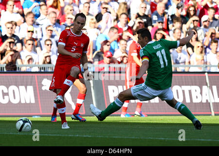 Der Schweiz Steve von Bergen (L) wetteifert um den Ball mit Deutschlands Miroslav Klose während der internationalen Freundschaftsspiel zwischen der Schweiz und Deutschland im St. Jakob-Park in Basel, Schweiz, 26. Mai 2012. Foto: Revierfoto Stockfoto