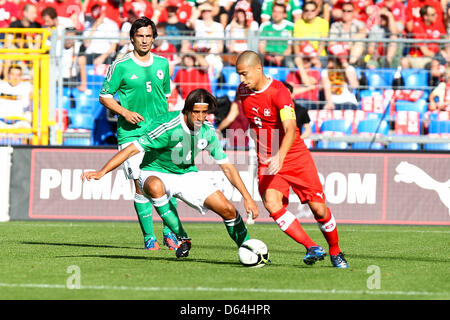 Schweizer Gokhan Inler (R) wetteifert um den Ball mit Deutschlands Sami Khedira während der internationalen Freundschaftsspiel zwischen der Schweiz und Deutschland im St. Jakob-Park in Basel, Schweiz, 26. Mai 2012. Foto: Revierfoto Stockfoto