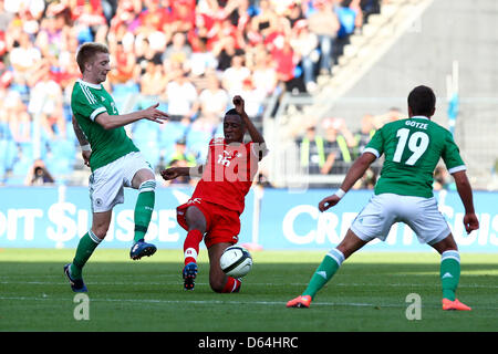 Der Schweiz Gelson Fernandes (M) wetteifert um den Ball mit Marco Reus (L) und Mario Goetze Deutschlands während der internationalen Freundschaftsspiel zwischen der Schweiz und Deutschland im St. Jakob-Park in Basel, Schweiz, 26. Mai 2012. Foto: Revierfoto Stockfoto