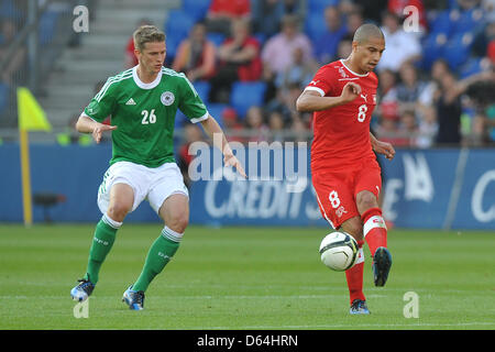 Schweizer Lars Bender (R) wetteifert um den Ball mit Deutschlands Lars Bender während der internationalen Freundschaftsspiel zwischen der Schweiz und Deutschland im St. Jakob-Park in Basel, Schweiz, 26. Mai 2012. Foto: Revierfoto Stockfoto