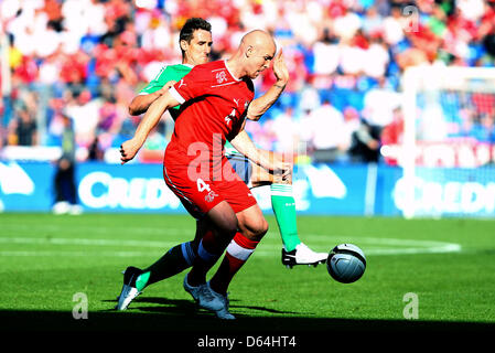 Der Schweiz Philippe Senderos (vorne) wetteifert um den Ball mit Deutschlands Miroslav Klose neben Schweizer Tranquillo Barnetta während der internationalen Freundschaftsspiel zwischen der Schweiz und Deutschland im St. Jakob-Park in Basel, Schweiz, 26. Mai 2012. Foto: Revierfoto Stockfoto