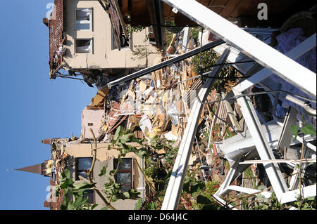 Ein zerstörtes Haus ist in Bremerhaven, Deutschland, 28. Mai 2012 abgebildet. Das Haus colapsed durch eine Gasexplosion am 27. Mai 2012. Ein Mann begraben worden und schwer verletzt. Foto: INGO WAGNER Stockfoto