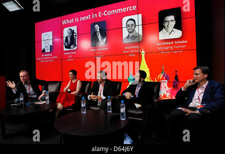 Jan Kegelberg (l, Leiter des e-Commerce-Aktivitäten, Otto Group Russia), Maelle Gavet (2-l-Leiter der ozon.ru), Oskar Hartmann (M, Leiter der KupiVIP), Guy Schory (2-f, Neugründungen, Ebay), Jan-Gisbert Schultze (geschäftsführender Gesellschafter, Acton Capital) Teilnahme an der Eröffnung der DLD-Konferenz in Moskau, 28. Mai 2012. DLD (Digital - Life - Design) ist eine globale Konferenz Netzwerk auf Innovation, di Stockfoto