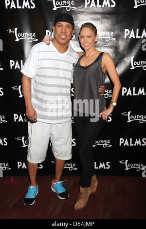 Hines Ward, Kym Johnson "Dancing With The Stars" Champion Derek Hough lehrt einen Tanzkurs zu einheimischen Studenten im Palms Casino Stockfoto