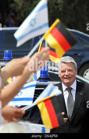 Der deutsche Bundespräsident Joachim Gauck wird von israelischen Schülern in Jerusalem, Israel, 29. Mai 2012 begrüßt. Das deutsche Staatsoberhaupt bleiben für mehrere Tage in Israel und den palästinensischen autonomen Zonen. Foto: WOLGFANG KUMM Stockfoto