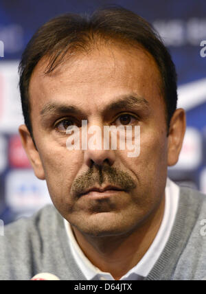 Der neue Cheftrainer der deutschen Fußball-Bundesliga-Fußball-Club Hertha BSC, Jos Luhukay, nimmt an einer Pressekonferenz in Berlin, Deutschland, 29. Mai 2012. 48-j hrige Luhukay bekam einen zwei-Jahres-Vertrag. Foto: HANNIBAL Stockfoto