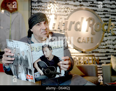 Musiker Steven van Zandt von Bruce Springsteen E-Street Band liest "Rolling Stone" Magazin im Hard Rock Cafe in Berlin, Deutschland, 29. Mai 2012. Er ist Mitglied der Hard Rock Rising Jury, einen Wettbewerb für junge Musikgruppen. Foto: BRITTA PEDERSEN Stockfoto