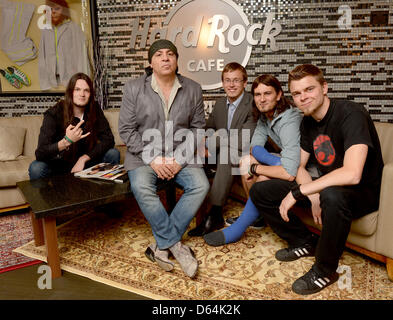 Musiker Steven van Zandt von Bruce Springsteen E-Street Band stellt mit der Berliner Band "Steamengeene" in das Hard Rock Cafe in Berlin, Deutschland, 29. Mai 2012. Er ist Mitglied der Hard Rock Rising Jury, einen Wettbewerb für junge Musikgruppen. Foto: BRITTA PEDERSEN Stockfoto