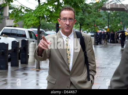 Brian McNamee spricht mit einer unbekannten Person, wie er fährt US-Bezirksgericht in Washington, D.C. nach seinem ersten Arbeitstag Zeugnis gegen ehemaliges New York Yankee Krug Roger Clemens am Montag, den 14. Mai 2012..Credit: Ron Sachs / CNP. (Einschränkung: keine New York oder New Jersey Zeitungen oder Zeitungen im Umkreis 75 Meilen von New York City) Stockfoto