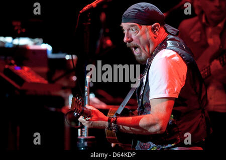 Britischer Sänger, Komponist, Texter, Flötist und Gitarrist Ian Anderson führt Witz seiner Band Jethro Tull im Kulturpalast in Dresden, Deutschland, 29. Mai 2012. Foto: Andreas Weihs Stockfoto