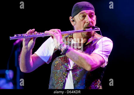 Britischer Sänger, Komponist, Texter, Flötist und Gitarrist Ian Anderson führt Witz seiner Band Jethro Tull im Kulturpalast in Dresden, Deutschland, 29. Mai 2012. Foto: Andreas Weihs Stockfoto