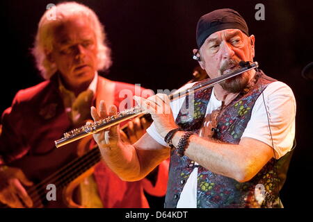 Britischer Sänger, Komponist, Texter, Flötist und Gitarrist Ian Anderson (R) führt mit seiner Band Jethro Tull im Kulturpalast in Dresden, Deutschland, 29. Mai 2012. Foto: Andreas Weihs Stockfoto