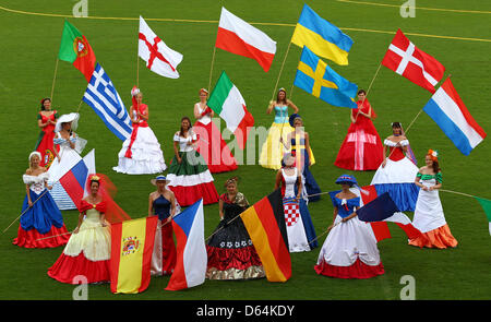 Ballkleider in den Farben von den Teilnehmerländern der UEFA Fußball-Europameisterschaft 2012 werden von Models im Lohmuehle Stadion in Lübeck, 29. Mai 2012 präsentiert. Mode-Designerin Manuela Offenborn aus Herrnburg entworfen und genäht Ballkleider in den Farben der 16 teilnehmenden Länder. Das Design präsentiert sich nun auf Messen und Sportveranstaltungen. P Stockfoto