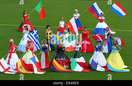 Ballkleider in den Farben von den Teilnehmerländern der UEFA Fußball-Europameisterschaft 2012 werden von Models im Lohmuehle Stadion in Lübeck, 29. Mai 2012 präsentiert. Mode-Designerin Manuela Offenborn aus Herrnburg entworfen und genäht Ballkleider in den Farben der 16 teilnehmenden Länder. Das Design präsentiert sich nun auf Messen und Sportveranstaltungen. P Stockfoto