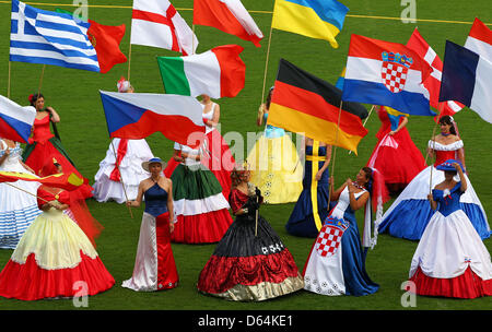 Ballkleider in den Farben von den Teilnehmerländern der UEFA Fußball-Europameisterschaft 2012 werden von Models im Lohmuehle Stadion in Lübeck, 29. Mai 2012 präsentiert. Mode-Designerin Manuela Offenborn aus Herrnburg entworfen und genäht Ballkleider in den Farben der 16 teilnehmenden Länder. Das Design präsentiert sich nun auf Messen und Sportveranstaltungen. P Stockfoto