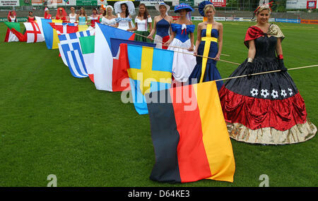 Ballkleider in den Farben von den Teilnehmerländern der UEFA Fußball-Europameisterschaft 2012 werden von Models im Lohmuehle Stadion in Lübeck, 29. Mai 2012 präsentiert. Mode-Designerin Manuela Offenborn aus Herrnburg entworfen und genäht Ballkleider in den Farben der 16 teilnehmenden Länder. Das Design präsentiert sich nun auf Messen und Sportveranstaltungen. P Stockfoto