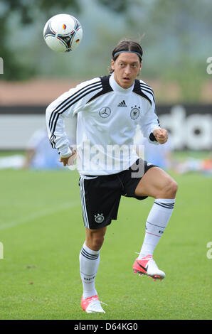 Deutscher nationaler Fußballspieler Mesut Oezil spielt den Ball während einer Trainingseinheit von der deutschen Fußball-Nationalmannschaft in Tourrettes, Frankreich, 30. Mai 2012. Die deutsche Fußball-Nationalmannschaft bereitet der UEFA Fußball-Europameisterschaft 2012 in ein Trainingslager im Süden von Frankreich. Foto: ANDREAS GEBERT Stockfoto