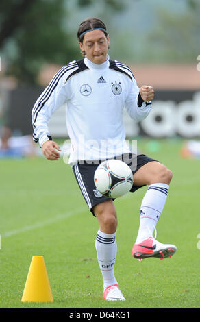 Deutscher nationaler Fußballspieler Mesut Oezil spielt den Ball während einer Trainingseinheit von der deutschen Fußball-Nationalmannschaft in Tourrettes, Frankreich, 30. Mai 2012. Die deutsche Fußball-Nationalmannschaft bereitet der UEFA Fußball-Europameisterschaft 2012 in ein Trainingslager im Süden von Frankreich. Foto: ANDREAS GEBERT Stockfoto