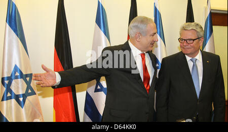 German President Joachim Gauck (R) wird vom Premierminister von Israel Benjamin Netanyahu in Jerusalem, Israel, 30. Mai 2012 empfangen. Das deutsche Staatsoberhaupt ist auf einem Staatsbesuch in Israel und den palästinensischen Gebieten. Foto: WOLFGANG KUMM Stockfoto