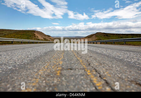 Datei - datiert eine Archiv Bild 1. Dezember 2008 zeigt die Autobahn 3 von Ushuaia nach Rio Grande, Argentinien. Der Norden der argentinischen Provinz ist Steppe-wie, während im Süden die Schnee bedeckten Ausläufer der Anden die Landschaft dominieren. Foto: Jan Woitas Stockfoto