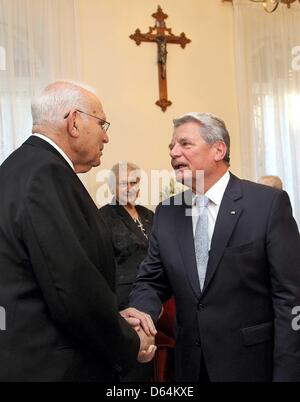 Deutscher Präsident Joachim Gauck (L) grüßt Holocaust-Überlebende Reuven Marhav in Jerusalem, Israel, 30. Mai 2012. Hinter steht Channa Gildoni. Das deutsche Staatsoberhaupt ist auf einem Staatsbesuch in Israel und den palästinensischen Gebieten. Foto: WOLFGANG KUMM Stockfoto