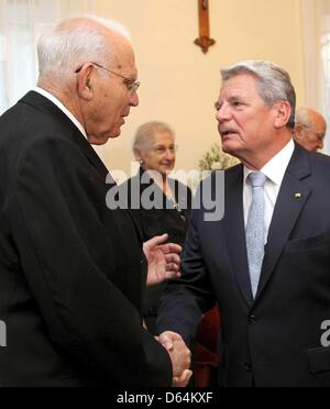 Deutscher Präsident Joachim Gauck (L) grüßt Holocaust-Überlebende Reuven Marhav in Jerusalem, Israel, 30. Mai 2012. Hinter steht Channa Gildoni. Das deutsche Staatsoberhaupt ist auf einem Staatsbesuch in Israel und den palästinensischen Gebieten. Foto: WOLFGANG KUMM Stockfoto