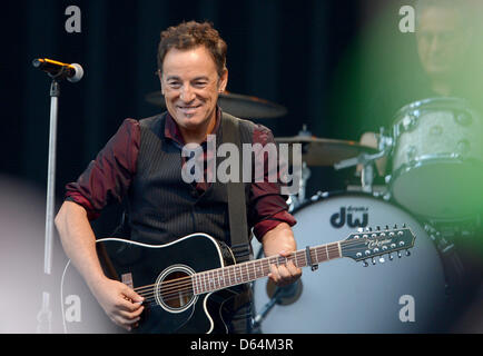 US-Rock-Sänger Bruce Springsteen führt auf der Bühne mit seiner E Street Band im Olympiastadion in Berlin, Deutschland, 30. Mai 2012. Der Musiker ist Europa mit seinem Wrecking Ball Tour 2012 auf Tour. Foto: Britta Pedersen Stockfoto