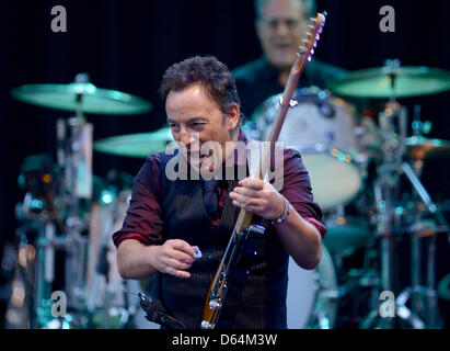 US-Rock-Sänger Bruce Springsteen führt auf der Bühne mit seiner E Street Band im Olympiastadion in Berlin, Deutschland, 30. Mai 2012. Der Musiker ist Europa mit seinem Wrecking Ball Tour 2012 auf Tour. Foto: Britta Pedersen Stockfoto