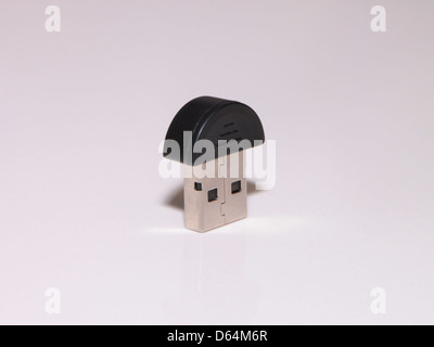 Dieses Bild zeigt einen kleinen USB-Bluetooth-Adapter, ein kompaktes Gerät, das für die drahtlose Konnektivität von Computern und anderen Geräten entwickelt wurde. Der Adapter ist in seiner tragbaren Form dargestellt. Stockfoto