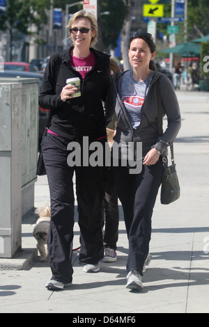 Jane Lynch und ihre Familie werden gesichtet, packte Frühstück im Urth Café in West Hollywood Los Angeles, Kalifornien Stockfoto