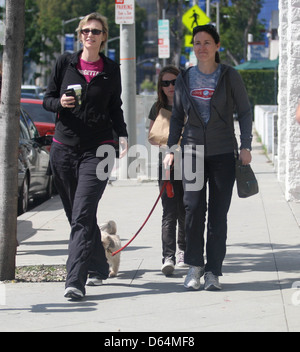 Jane Lynch und ihre Familie werden gesichtet, packte Frühstück im Urth Café in West Hollywood Los Angeles, Kalifornien - 11.03.11 Stockfoto