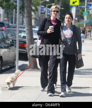 Jane Lynch und ihre Familie werden gesichtet, packte Frühstück im Urth Café in West Hollywood Los Angeles, Kalifornien - 11.03.11 Stockfoto