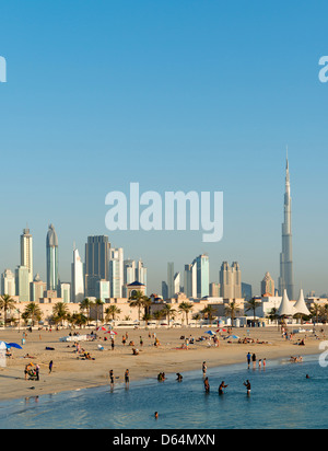 Blick auf moderne Skyline von Dubai Jumeirah Open Public Beach in Vereinigte Arabische Emirate VAE Stockfoto