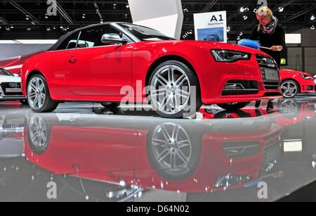 Ein Mitarbeiter am Messestand des Automobilherstellers Audi poliert einen S5-Sportwagen auf der Auto Mobil International (AMI) die übermorgen in Leipzig, Deutschland, 31. Mai 2012 beginnt. Alle deutschen Automobilhersteller und die Mehrheit der internationalen Automobil-Hersteller präsentieren ihre Produkte. 450 Aussteller aus 23 Ländern werden in Leipzig vertreten sein. 70 Uraufführungen h Stockfoto