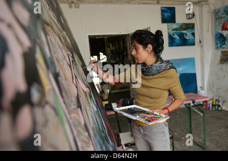 Israelische Künstlerin Yael Herold malt in ihrem Atelier im Kunst Haus Tacheles in Berlin, Deutschland, 31. Mai 2012. Die Heimat von alternativer Kunst und weltmännische Szenen verwendet, um ein Einkaufszentrum. Das Gebäude wurde im Krieg beschädigt und weil es war in der DDR Stadtplanung Art, es wurde abgerissen, Schritt für Schritt. Im Februar 1990 50 Künstlerinnen und Künstler aus Ost- und Westdeutschland hockte das Gebäude Savin Stockfoto