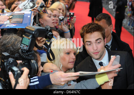 Britischer Schauspieler Robert Pattinson kommt für die Premiere seines Films "Cosmopolis" und im Gespräch mit Fans im Kino International in Berlin, Deutschland, 31. Mai 2012. Foto: Jens Kalaene Stockfoto