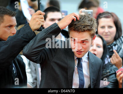 Britischer Schauspieler Robert Pattinson kommt für die Premiere seines Films "Cosmopolis" und ist umgeben von den Fans im Kino International in Berlin, Deutschland, 31. Mai 2012. Foto: Jens Kalaene Stockfoto